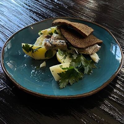 Салат со скумбрией, картофелем, яйцом, заправкой и хлебцами в Длинный нос по цене 210 ₽