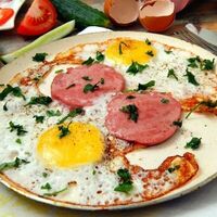 Яичница с колбасой в Нур