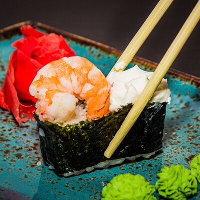 Гункан с креветкой и сливочным сыром в Суши Море Мото по цене 89 ₽