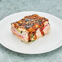 Суши-салат с лососем и соусом спайси в Европа