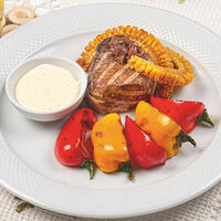 Стейк из говяжьей вырезки с перцем-гриль и сырным соусом в Оливье