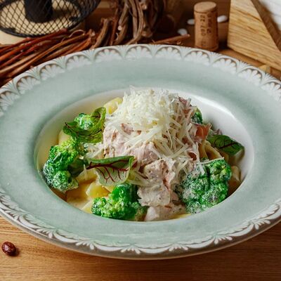 Паста с тамбовским окороком в сливочном соусе в Больше чем мясо по цене 635 ₽