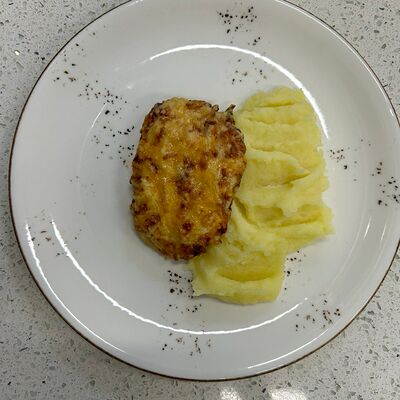 Кура, запеченная с ананасом, и картофельным пюре в Кофеин по цене 350