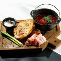 Борщ с телячьими щечками, крученым салом и сметаной в Libido