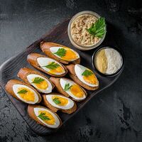 Форшмак из сельди с бородинскими гренками и яйцом в Brasserie Lambic