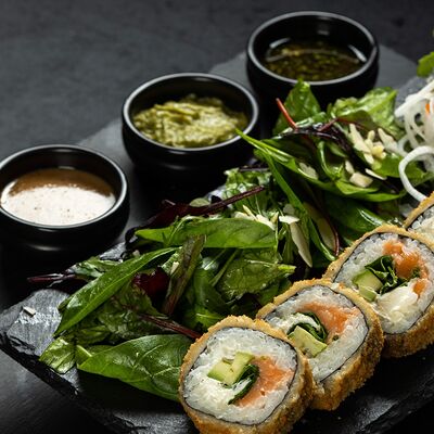 Кранч-ролл с лососем в Swag Sushi по цене 940 ₽
