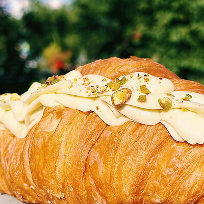 Круассан фисташковый в Кондитерская Эклер по цене 460 ₽