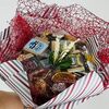 Букет из элитного чая с конфетамив Дарите красиво по цене 4199