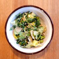 Зелёный салат с ореховым соусом в 8am