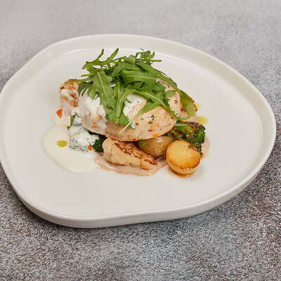 Краб кейк с мятым молодым картофелем и брокколи в Family Grill по цене 730 ₽