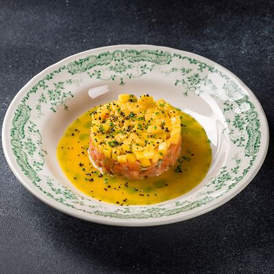 Тартар из форели Dry Age с манго и авокодо в Шале Берёзка по цене 1390 ₽