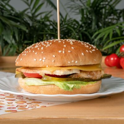 Бургер с филе цыпленка в Фуд Корт №1 по цене 380 ₽