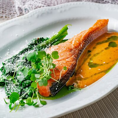 Филе лосося в соусе Ромеско со шпинатом в Сен Тропе по цене 1290 ₽