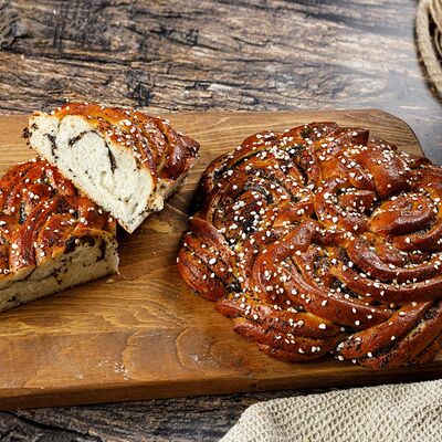 Крендель маковый в Ватруш пекарня-кондитерская по цене 235 ₽