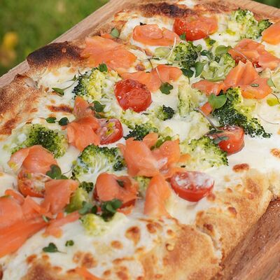 Пицца с форелью и брокколи в Pur Pur по цене 1440 ₽