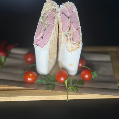 Двойная сосиска в лаваше в Shavermaboss по цене 200 ₽