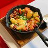 Жареная картошка с грудинкой, колбасками и глазуньей в Буффет по цене 19