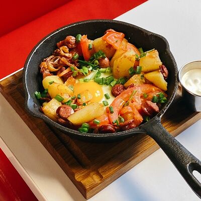 Жареная картошка с грудинкой, колбасками и глазуньей в Буффет по цене 19 р.