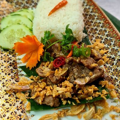 Нуа Тод Гра Тхием Прик Тхаи и Као в Thai Pattara Restaurant по цене 888 ₽
