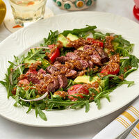 Стейк-салат с мраморным мачете, томатами, авокадо и руколойв Osteria Dolce