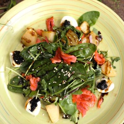 Теплый салат с форелью и грушей в Легенда по цене 790 ₽