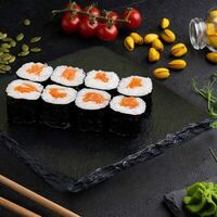 Мини-ролл с лососем в Веселый Самурай Sushi Premium