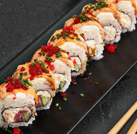 Королевский ролл с лососем в Mojo