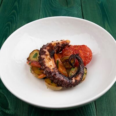 Осьминог, картофель, томаты, печёный перец в Solar Bistro по цене 990 ₽