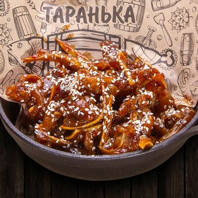 Свиные ушки в кисло-сладком соусе в Таранька бар по цене 540 ₽