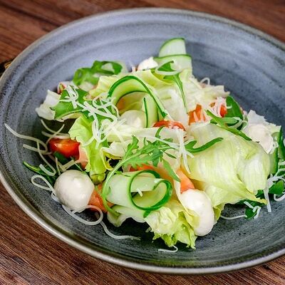 Салат с креветками в Urban по цене 480 ₽