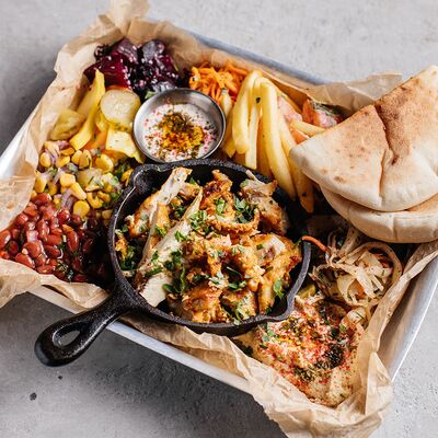 Шварма куриная на тарелке с кунжутной тахиной в Easy Hummus по цене 700 ₽