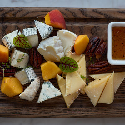 Ассорти сыров в Mushrooms по цене 1420 ₽