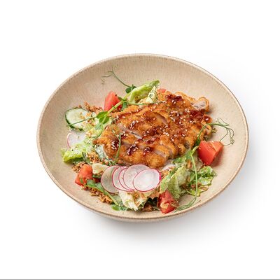 Тёплый салат с курицей Кацу в Делюсь добром по цене 710 ₽