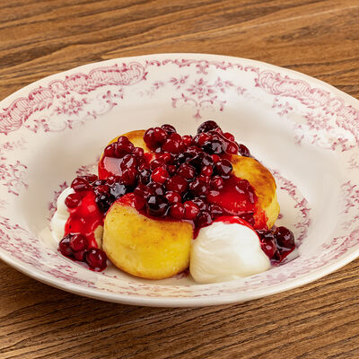 Сырники с сезонными ягодамив Казак по цене 320 ₽