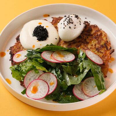 Большой драник с яйцом пашот, салатом и горчичным масломв Coffeeline - кофе и еда по цене 520 ₽