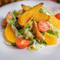 Салат с жареным адыгейским сыром в Жара