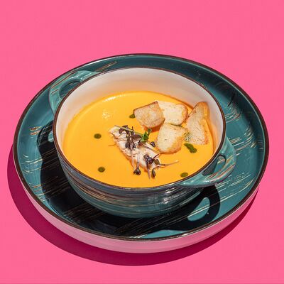 Крем-суп морковный с паштетом из копченой курицы в Kiss по цене 215