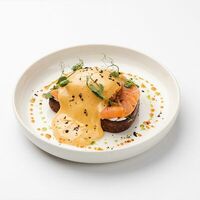 Бенедикт с лососем и шпинатом/ соус апельсиновый голландез в Весна