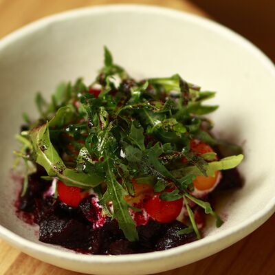 Салат с вяленой свеклой, сыром страчателлой и томатами черри в Vivezza по цене 950 ₽