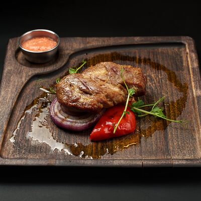 Стейк из cвинoй шеи в Pinta Haus по цене 790 ₽