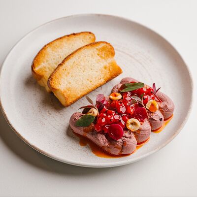 Бриошь с паштетом из цыпленка, смородиной и лесным орехом в Круча по цене 650 ₽