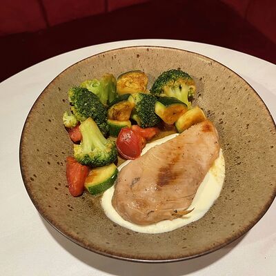 Курица с овощами на гриле и соусом на основе творожного сыра в Блеск по цене 290