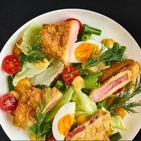 Салат с хрустящим тунцом в Gellert Bar
