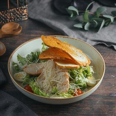 Салат цезарь с курицей в Amato по цене 675 ₽