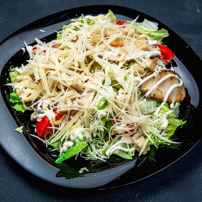 Салат Цезарь в Сербский роштиль по цене 720 ₽