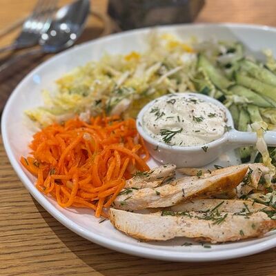 Салат Коул-слоу с курицей в ОКофе по цене 540 ₽