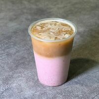 Клубничный айс-латте в BRCAFE