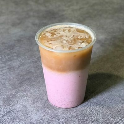 Клубничный айс-латте в BRCAFE по цене 240 ₽