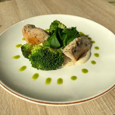 Куриная грудка с пюре из цветной капусты в Pasta Verde по цене 1435 ₽