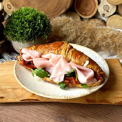 Круассан с ветчиной и печеным перцем в Про Булки кафе-пекарня по цене 420 ₽